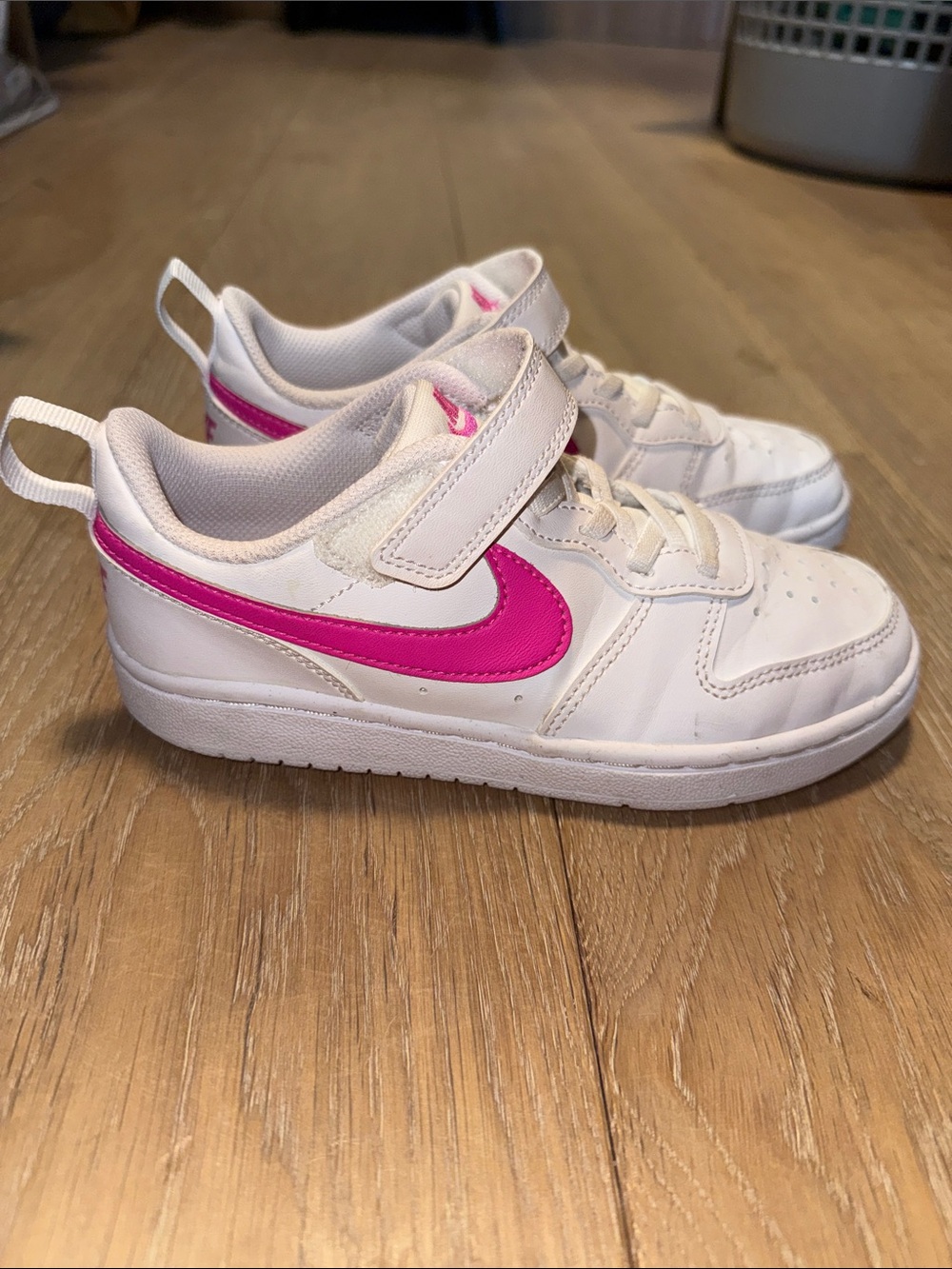 Nike court borough girls low Velcro redraft pink fuschia white sneakers 12.5